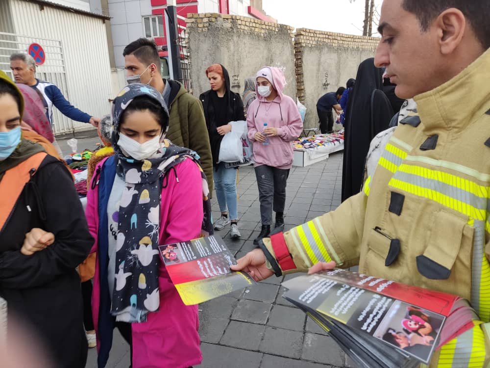 توزیع تراکت های آموزشی سازمان آتش نشانی در راستای جذب مشارکت شهروندان فردیس